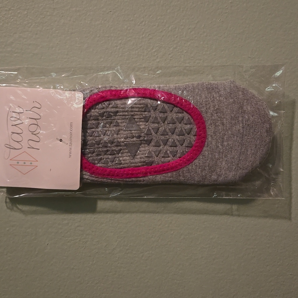 Tavi Noir barre pilate socks - 
Chey Stone With Magenta Trim Medium Brand New